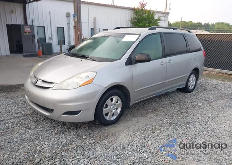 2010 Toyota Sienna Le z USA, uszkodzony, nr VIN 5TDKK4CC2AS302601